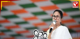 কোনও পার্টির হয়ে ললিপপ খাওয়া মানায় না, কমিশনকে নিশানা মমতার