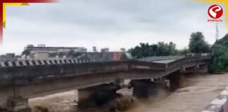 টানা বর্ষণে বিপর্যস্ত জম্মু-কাশ্মীর, কাঠুয়ায় ভেঙে পড়ল সেতু