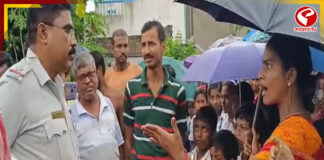 স্কুলের জমা জলে দিব্যি ঘুরছে সাপ! বিক্ষোভে অভিভাবক থেকে শিক্ষক