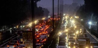 ভারী বৃষ্টিতে জলমগ্ন গুরুগ্রাম, সাত কিমি দীর্ঘ যানজট, বাড়িতে থাকার পরামর্শ প্রশাসনের