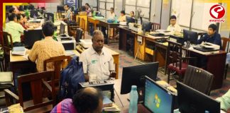 পুজোর আগে স্বস্তিতে সরকারি কর্মচারিরা, বেতনেও মোদিকে টেক্কা মমতার