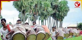 অত্যাচারিত হতে হবে ভিন রাজ্যে গেলে, আশঙ্কায় বাংলার ঢাকিরা!