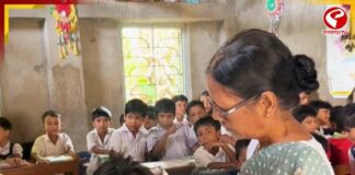 ২০১৮-তে অবসর! এখনও বেতন ছাড়াই ক্লাস নেন এই শিক্ষিকা