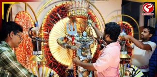 বর্জ্য সামগ্রী থেকে মণ্ডপ! দুর্গাপুজোয় ব্যাতিক্রমী ভাবনা শিল্পীর