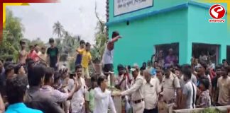 তৃণমূল কাউন্সিলরকে ঘিরে চোর স্লোগান, আটকে রাখা হল