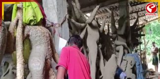 বাবার স্বপ্নকে সঙ্গে নিয়ে চলছে মূর্তি গড়ার কাজ