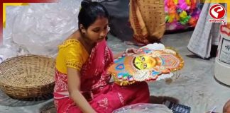 দেবী দুর্গার ‘ইকো-ফ্রেন্ডলি’ সাজসজ্জা! কালনা থেকে পাড়ি বিদেশেও