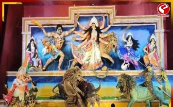 অসুর রূপে মুনির, দুর্গার পাশে ২ সাহসিনী! নজর কাড়ছে প্রতিমা