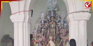জাড়া জমিদার বাড়ির দুর্গাপুজোয় গমগম করছে দুর্গা দালান চত্বর