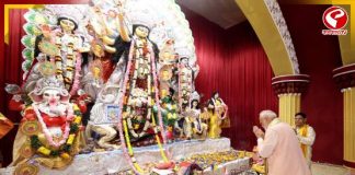 দুর্গা আরতি করে কী বাঙালি আবেগে শাণ দিলেন মোদি?