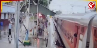 ট্রেনে উঠতে গিয়েই পা পিছলে গেল যাত্রীর! আরপিএফের তৎপরতায় অল্পের জন্য প্রাণ রক্ষা