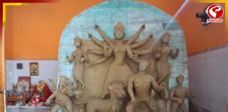 খই-আতপেই সন্তুষ্ট কর্মকার পরিবারের দেবী দুর্গা