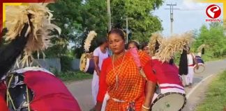 নারীশক্তির জয়যাত্রা, কাঁধে ঢাক নিয়ে দূর-দূরান্তে পাড়ি দেয় মহিলারা