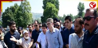 বন্যা দুর্গত এলাকা পরিদর্শন করে পুনর্বাসনের আশ্বাস ওমর আবদুল্লার