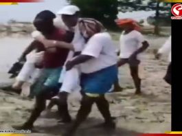 গ্রামের যুবকের কাঁধে চেপে বন্যা পরিস্থিতি দেখলেন কংগ্রেস সাংসদ!