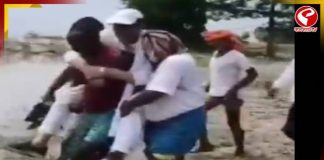 গ্রামের যুবকের কাঁধে চেপে বন্যা পরিস্থিতি দেখলেন কংগ্রেস সাংসদ!