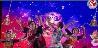 ডোনা গাঙ্গুলি ‘দশভুজা’ রূপে মঞ্চ মাতালেন