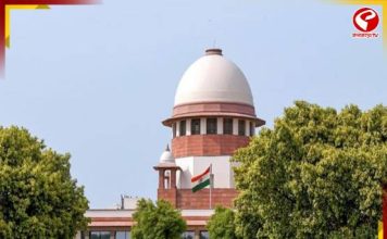 ভোট করাচ্ছেন, কিন্তু নিজেরাই ভোটার নন! সুপ্রিম কোর্টে বিস্ফোরক অভিযোগ নির্বাচনকর্মীদের