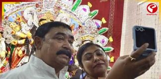 ষষ্ঠীর সন্ধ্যায় হাটসেরান্দির পুজোয় অনুব্রত মণ্ডল, মেয়ের আবদারে সেলফি