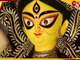 পাঁচ হাজার নারকেলের মালাই দিয়ে দুর্গা প্রতিমা গড়ে নজির গৃহবধূর