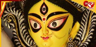 পাঁচ হাজার নারকেলের মালাই দিয়ে দুর্গা প্রতিমা গড়ে নজির গৃহবধূর