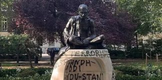 গান্ধী হিন্দুস্তানি সন্ত্রাসবাদী! লন্ডনে কালিমালিপ্ত গান্ধীমূর্তি