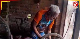 বিশ্বকর্মা পুজোর দিন জীবন্ত বিশ্বকর্মার সাক্ষাৎ! দৃষ্টিশক্তি হারিয়েও হাতের আন্দাজে সারাচ্ছেন সাইকেল-রিকসা