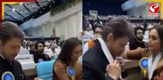 জাতীয় পুরস্কারের মেডেল পরতে শাহরুখকে সাহায্য রানির