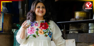 চায়ের কাপে চুমুক দিতে দিতে কী বলছেন স্বস্তিকা?