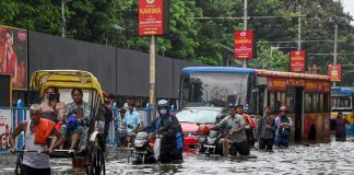 গত ৩৯ বছর পর এক রাতে রেকর্ড বৃষ্টি দেখ কলকাতা