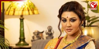 মায়ের বিয়ের শাড়িতে অপরূপা জয়া