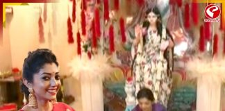 একা হাতে লক্ষ্মীপুজোর দায়িত্ব সামলান দেবলীনা