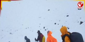 এভারেস্টে প্রবল তুষার ঝড়ে মৃত্যু পর্বতারোহীর, আটকে ১০০০ অভিযাত্রী