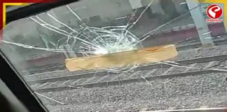 মুম্বইগামী দুটি এক্সপ্রেস ট্রেনে পাথর, ভাঙল কাচ, যাত্রীর চোখে আঘাত