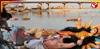 যমুনা দূষণ ঠেকাতে দিল্লিতে অস্থায়ী পুকুরে দুর্গা বিসর্জন