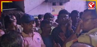 বিসর্জনের শোভাযাত্রায় যুবকের মুখ লক্ষ্য করে বোমাবাজি! গ্রেফতার ভিলেজ পুলিশ