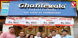 পুরনো দিল্লির ঘন্টেওয়ালায় মিষ্টি বানালেন রাহুল গান্ধী