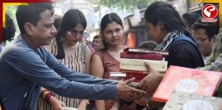 বৃষ্টি বিপর্যয় কাটিয়ে নতুন আশায় ‘ভিজে বইয়ের বইমেলা’