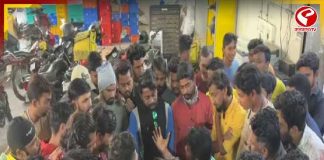 ব্লিঙ্ক ইট কর্মীদের বিক্ষোভে অচল পরিষেবা, ম্যানেজারের আচরণে ক্ষোভ ডেলিভারি বয়দের