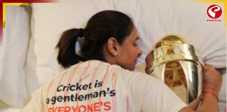 বিশ্বকাপ ট্রফি জড়িয়ে ঘুম বীরাঙ্গনাদের, ছবিতে দিলেন বড় বার্তাও