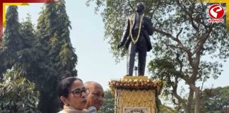 রেড রোডে দাঁড়িয়ে গণতন্ত্র রক্ষার শপথ! কী বললেন মমতা?