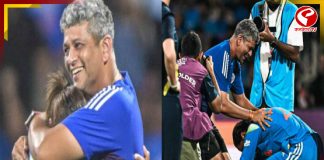 গুরুকে শ্রদ্ধা ক্যাপ্টেনের – অমল মুজুমদারের পা ছুঁলেন হরমনপ্রীত