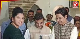 রিচার বাড়িতে শুভেন্দু! কী কী উপহার দিলেন বিশ্বজয়ী ক্রিকেটারকে?