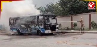 কলকাতা বিমানবন্দরের কাছে চলন্ত বাসে আগুন, আতঙ্কে যাত্রীরা