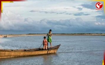 সুবর্ণরেখা নদী তীরবর্তী গ্রামগুলিতে রাসযাত্রায় নৌকা ভাসানোর রীতি, কী করেন তারা?