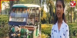 স্বপ্নের গাড়ি চালিয়ে সংসারের হাল ধরেছে জলপাইগুড়ির তৃষা