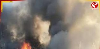 কলকাতার এজরা স্ট্রিটে ভয়াবহ আগুন, কালো ধোঁয়ার কুণ্ডলী