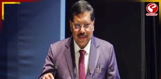 বিদায় অনুষ্ঠানে প্রধান বিচারপতির দিকে ফুল ছোড়ার চেষ্টা!