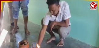 তৃণমূলের গোষ্ঠী দ্বন্দ্ব, গোবর লেপে ‘শুদ্ধিকরণ’ পার্টি অফিসে!