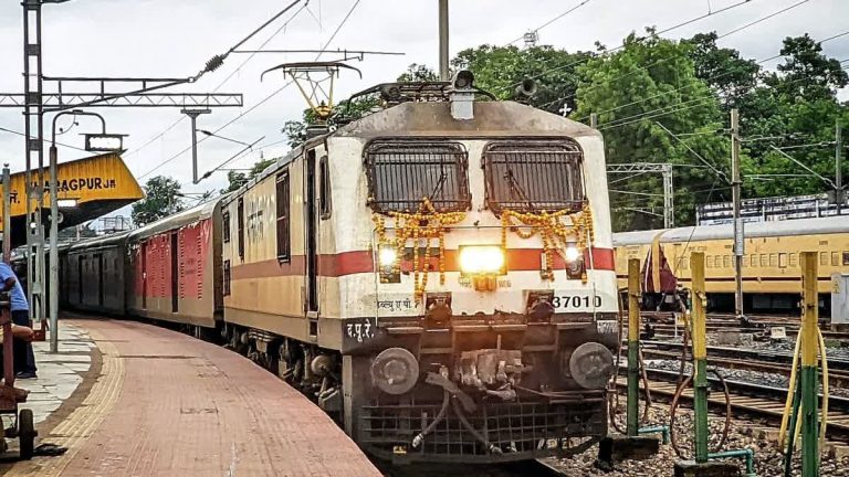 যাত্রীদের সুবিধার্থে বিশেষ ট্রেন চালানোর সিদ্ধান্ত পূর্ব রেলের